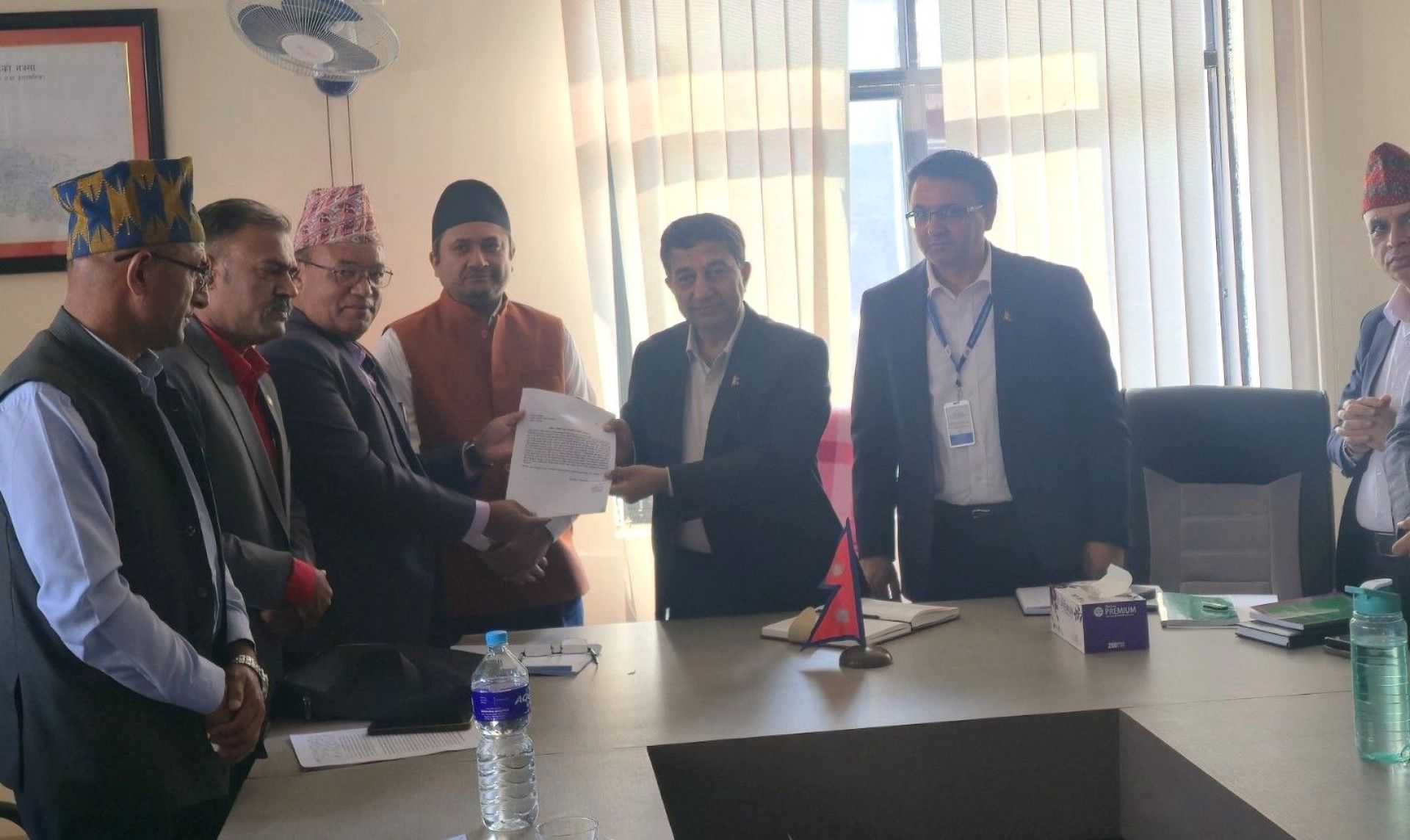 देशभरका बचत संघ एकजुट, वित्तीय कारोबार गर्न पाउनु पर्ने मागसहित प्राधिकरणमा संयुक्त ज्ञापन